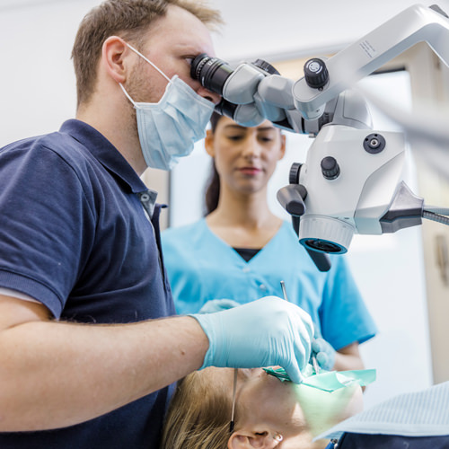 Zahnarzt Köln Lindenthal - Saager - arbeiten mit Mikroskop