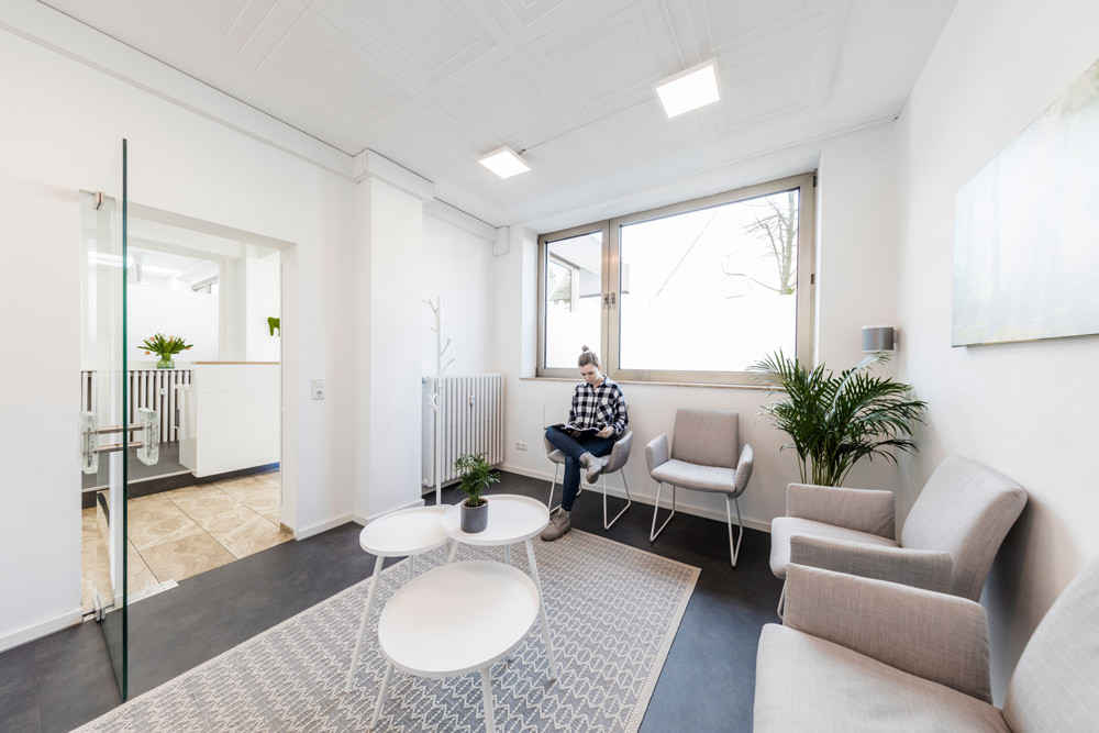 Zahnarzt Köln Lindenthal - Saager - Patientin im Wartezimmer